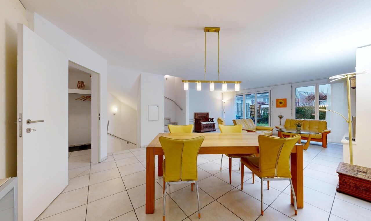 salle à manger avec lumière naturelle, natural light, cloison sèche, drywall, et inside property