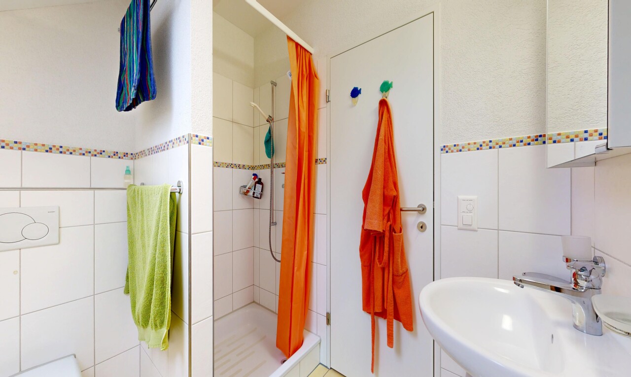 salle de bains avec évier, salle de bain complète, inside property, douche, et mur en carrelage