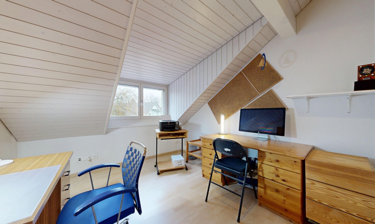 bureau avec espace bureau, inside property, télévision, drywall, et cloison sèche