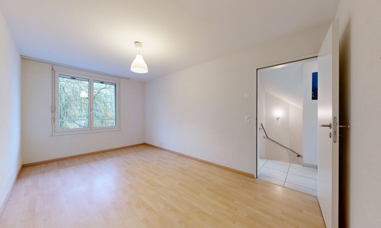 pièce vide avec inside property, drywall, cloison sèche, wood finish floor, et sol en finition bois