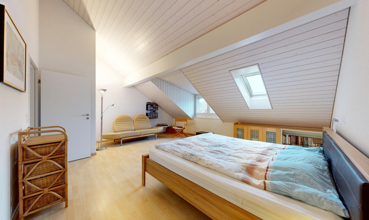 chambre avec plafond voûté, vaulted ceiling, inside property, sol en finition bois, et wood finish floor