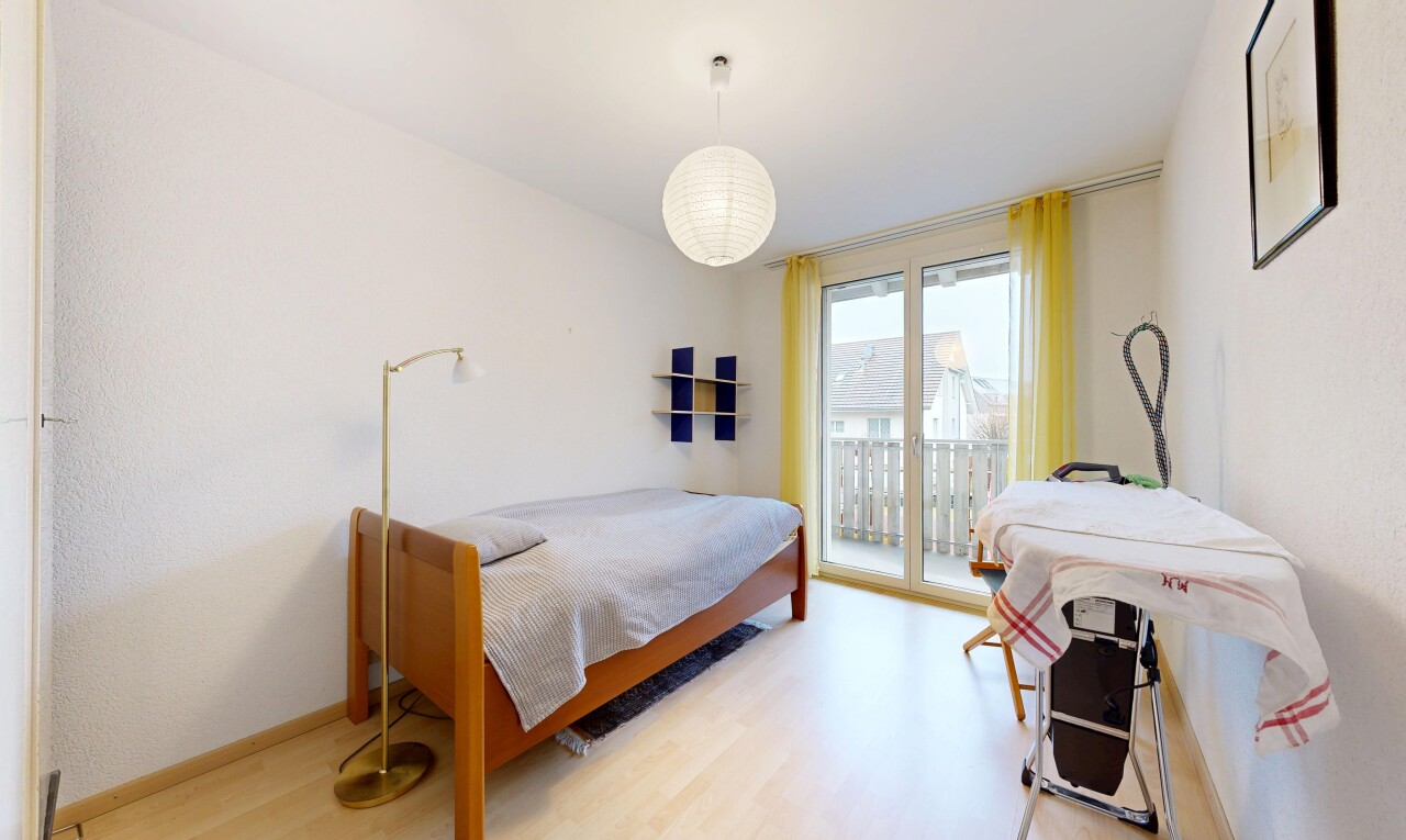 chambre avec lumière naturelle, natural light, sol en finition bois, wood finish floor, et inside property