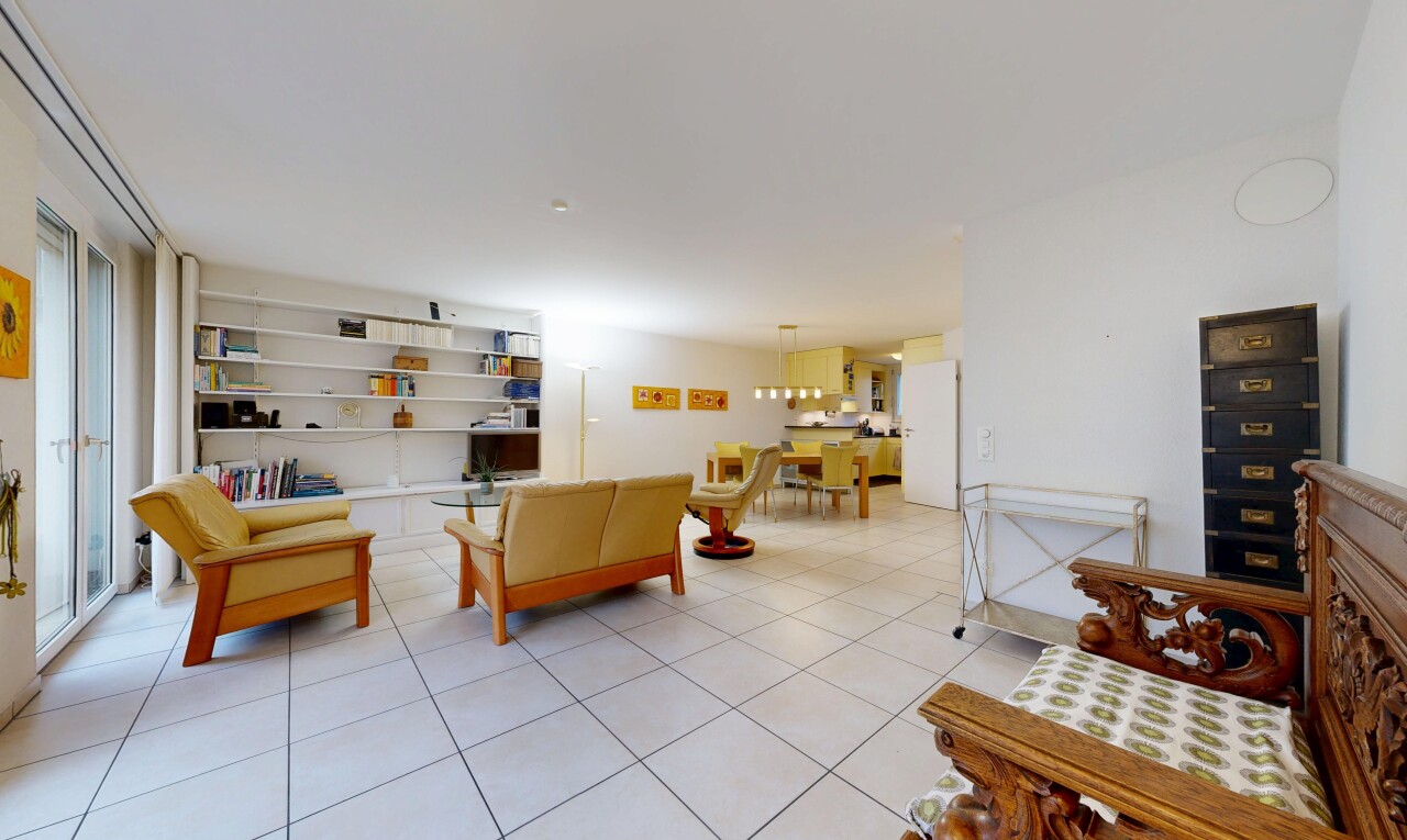 salon avec light floor, cloison sèche, drywall, inside property, et sol en carrelage