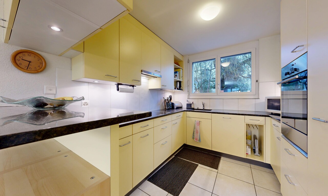cuisine avec plans de travail, dark countertops, four, étagères ouvertes, et open shelves