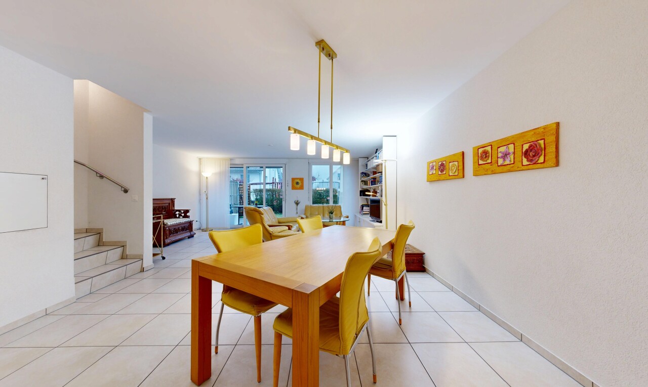 salle à manger avec escaliers, drywall, cloison sèche, inside property, et natural light