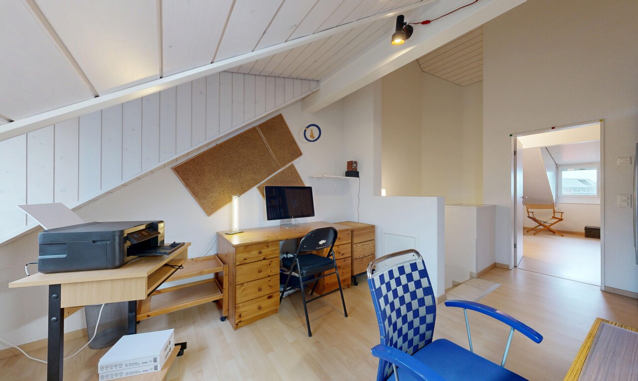 bureau avec espace bureau, sol en finition bois, wood finish floor, plafond à poutres, et beamed ceiling
