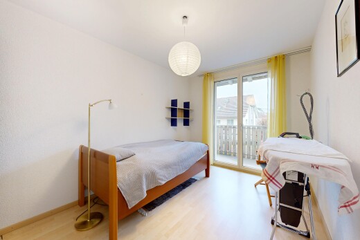 zimmer / schlafzimmer mit natürliches licht, natural light, holzfußboden, wood finish floor, und inside property