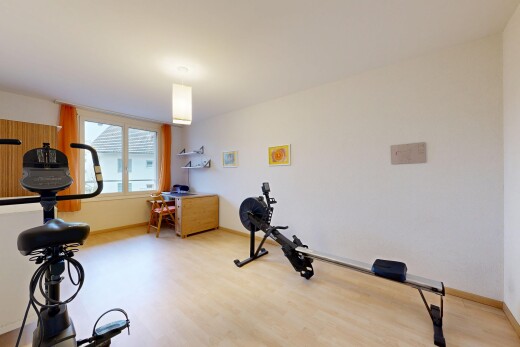 fitnessstudio mit natürliches licht, natural light, holzfußboden, wood finish floor, und gipskartonwand