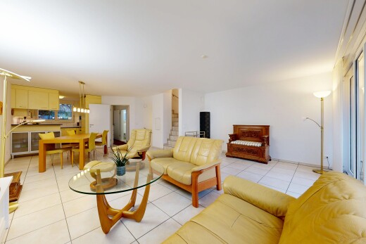 wohn- / esszimmer mit treppen, inside property, tile floor, fliesenboden, und drywall