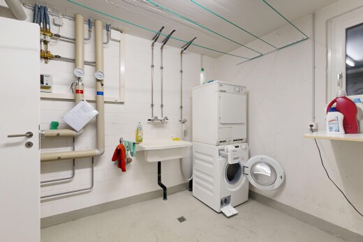wäschekammer mit light floor, betonboden, concrete floor, waschturm, und inside property