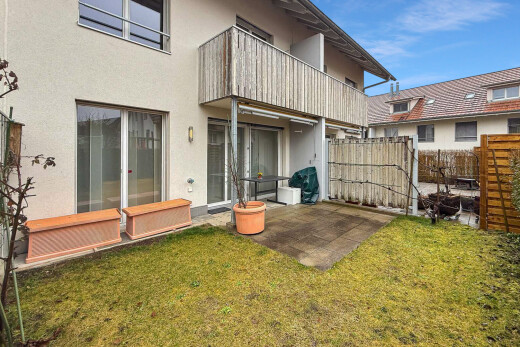 außenansicht mit zaun, stuckverkleidung, balkon, property visible, und rasen