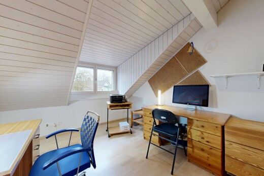 büro mit bürobereich, inside property, fernseher, drywall, und gipskartonwand