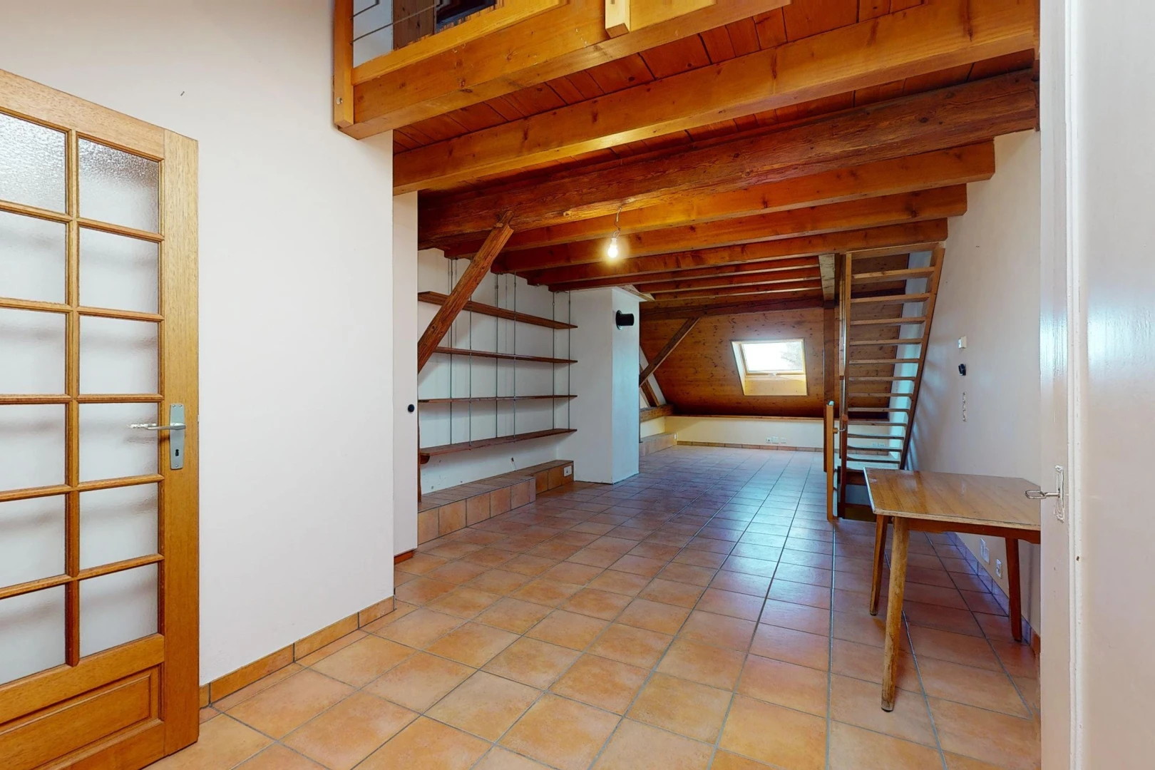 espace intérieur avec poutres apparentes et carrelage