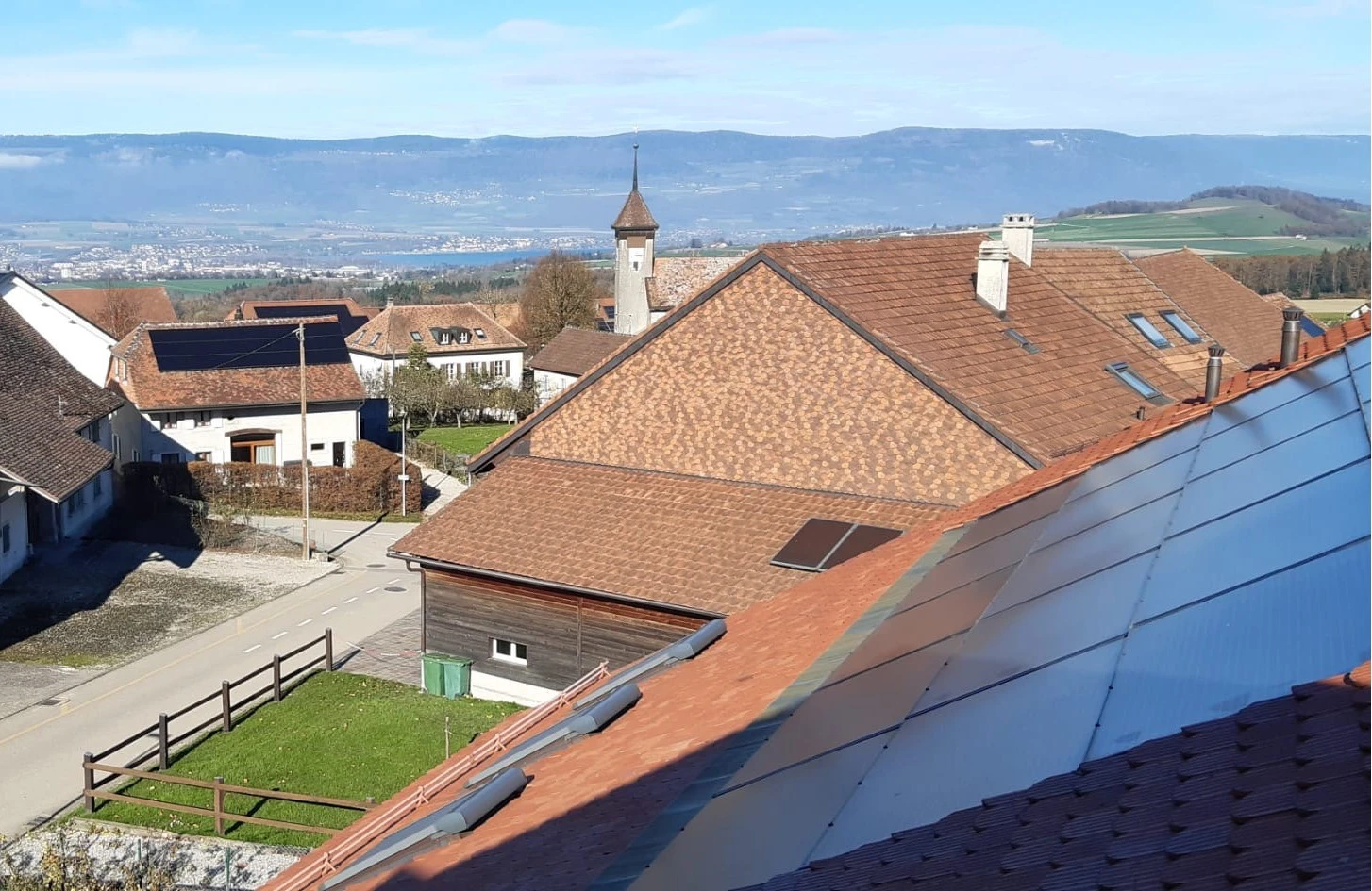 extérieur du bâtiment avec vue résidentielle, vue sur la montagne, et clôture