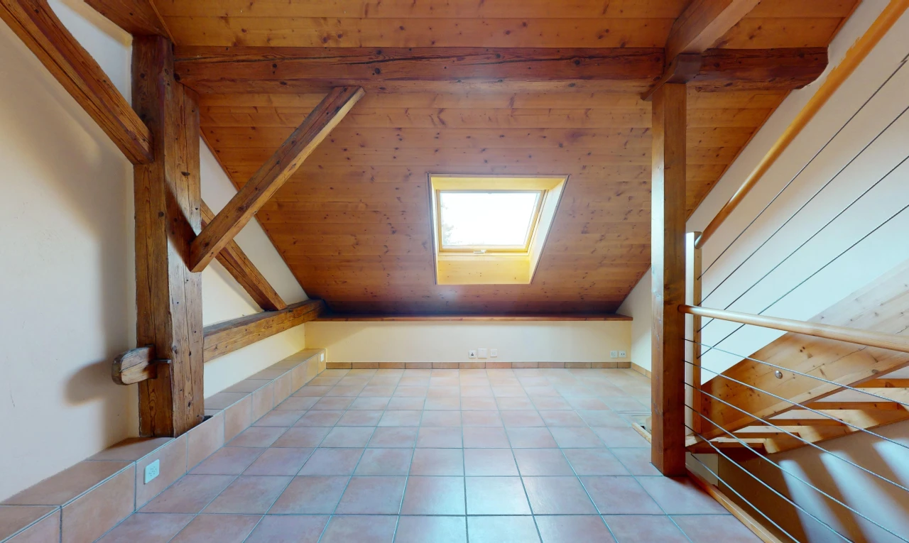 pièce vide avec plafond de bois, plafond voûté, et lucarne