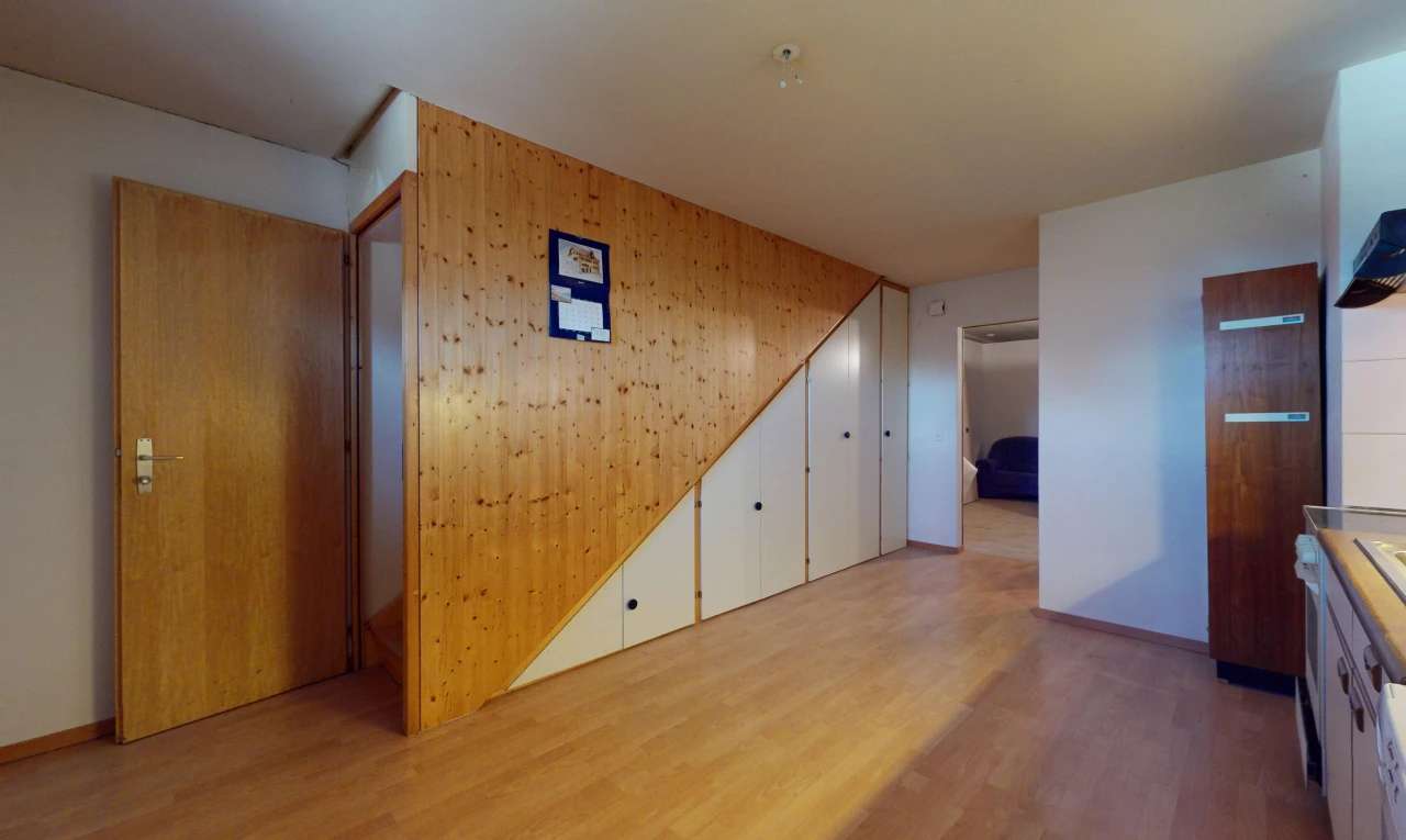 pièce vide avec plancher de bois et mur en bois