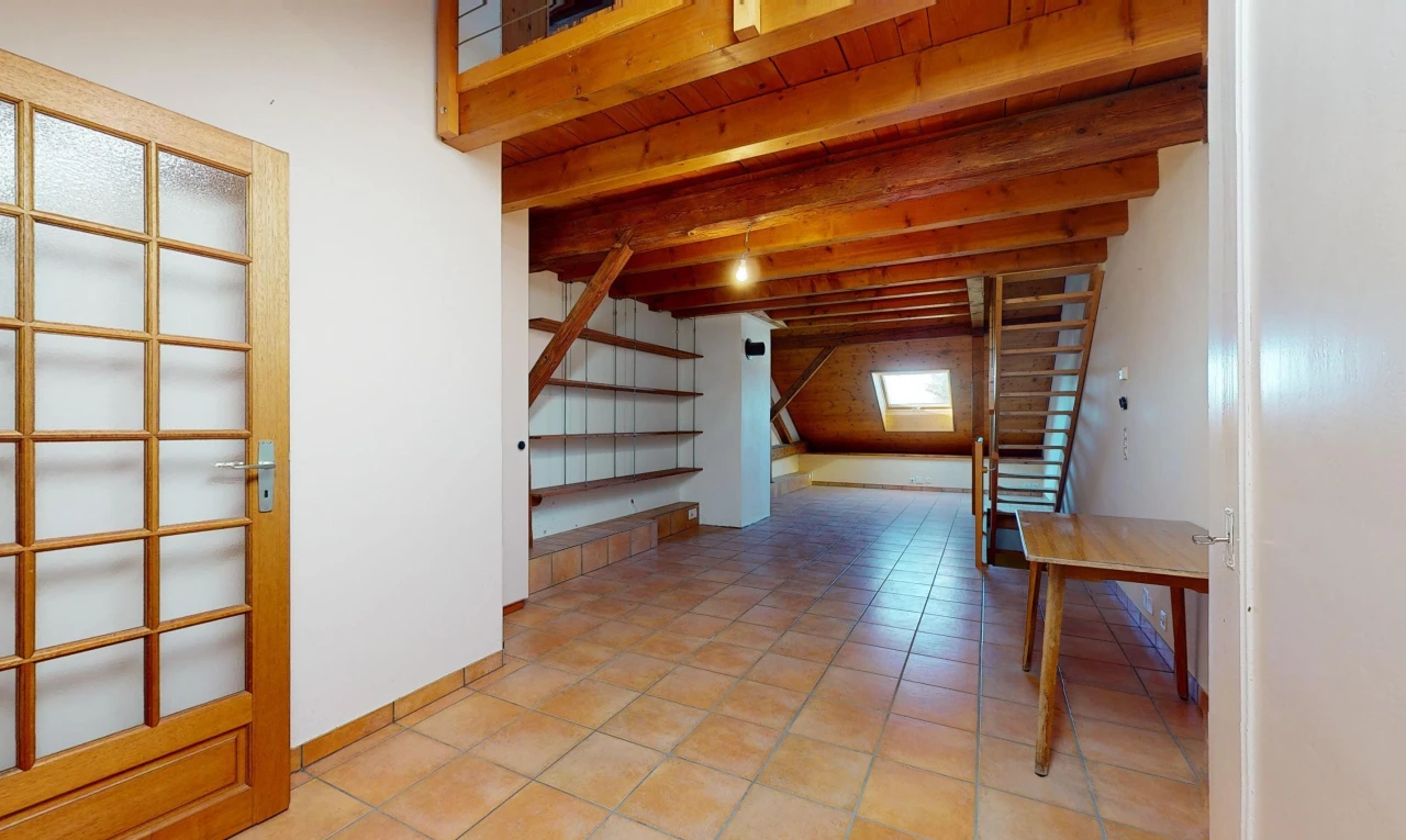 espace intérieur avec poutres apparentes et carrelage