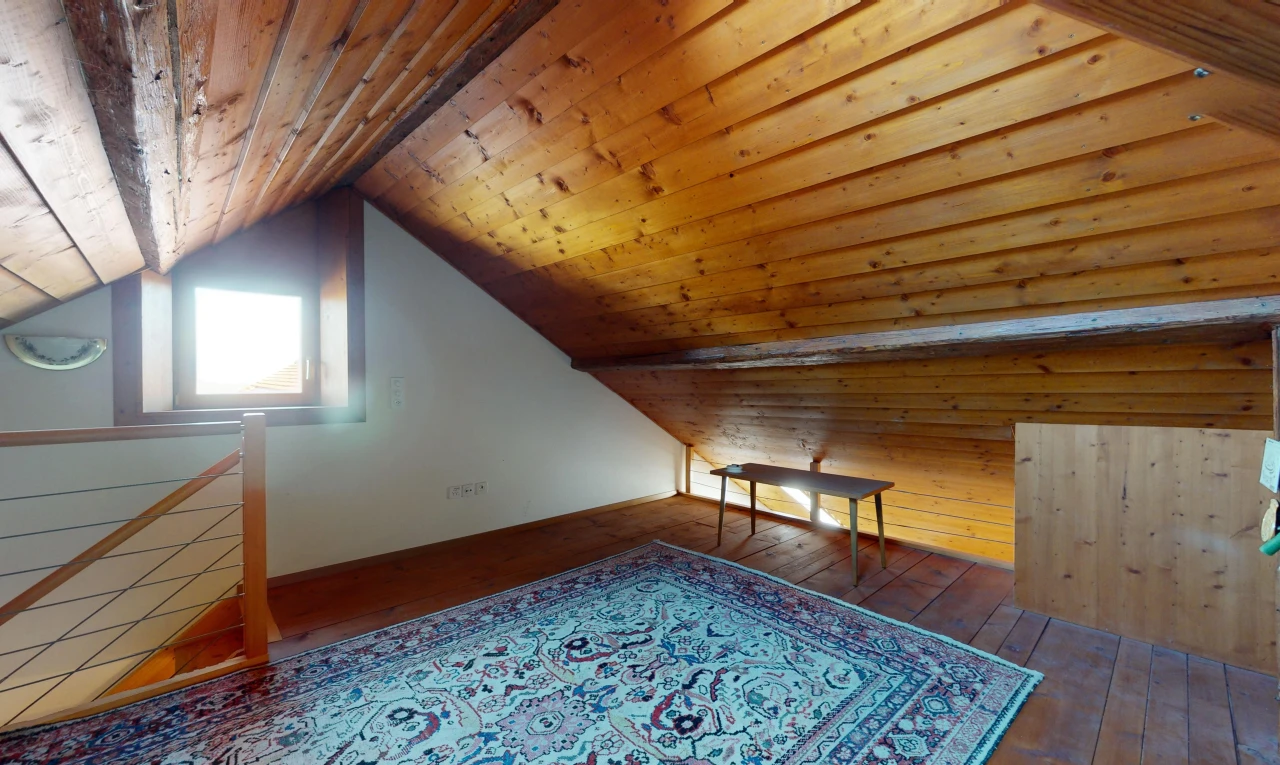 espace intérieur avec plancher de bois, lumière naturelle, plafond voûté, plafond bas, et plafond de bois