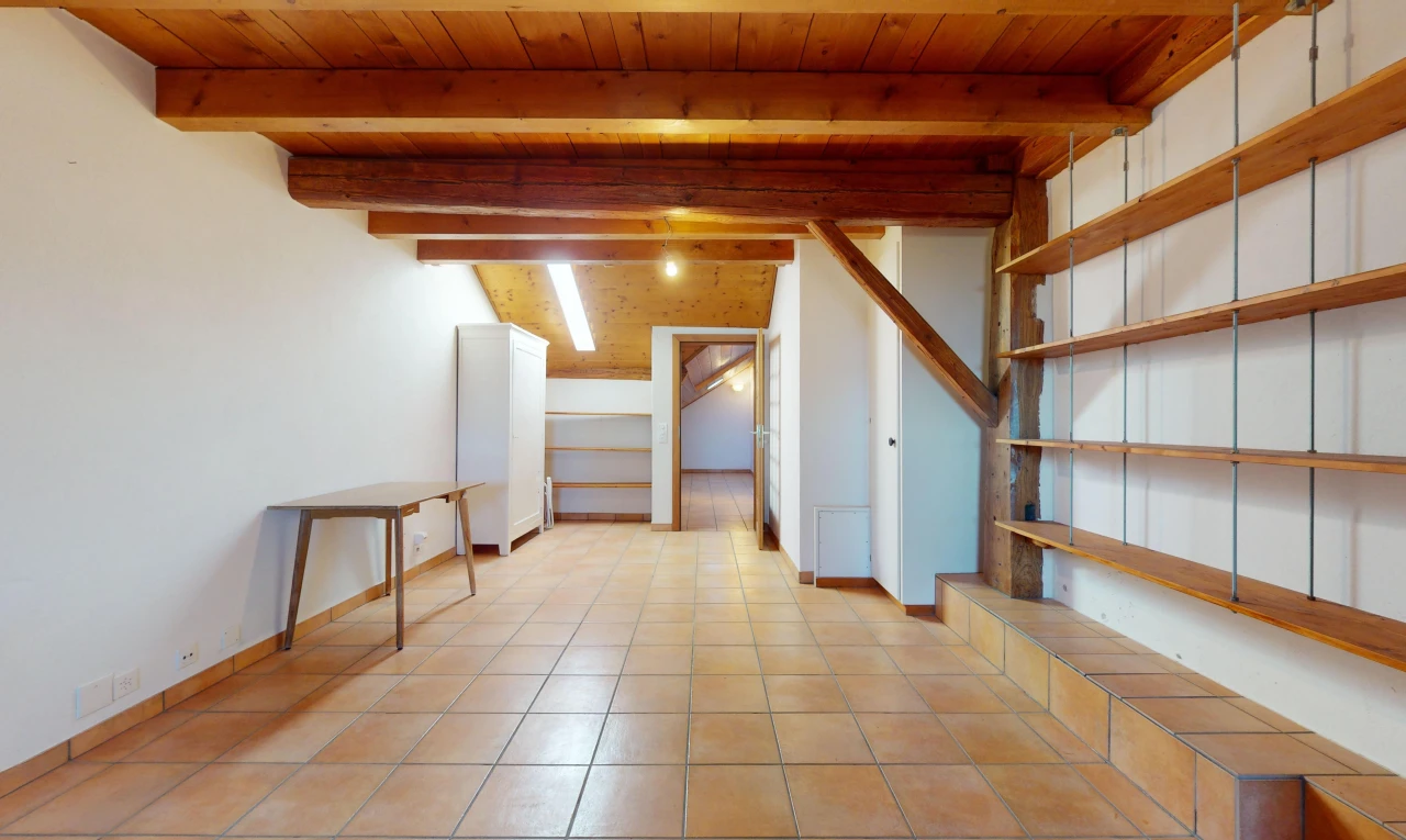 espace intérieur avec plafond de bois, poutres apparentes, et carrelage