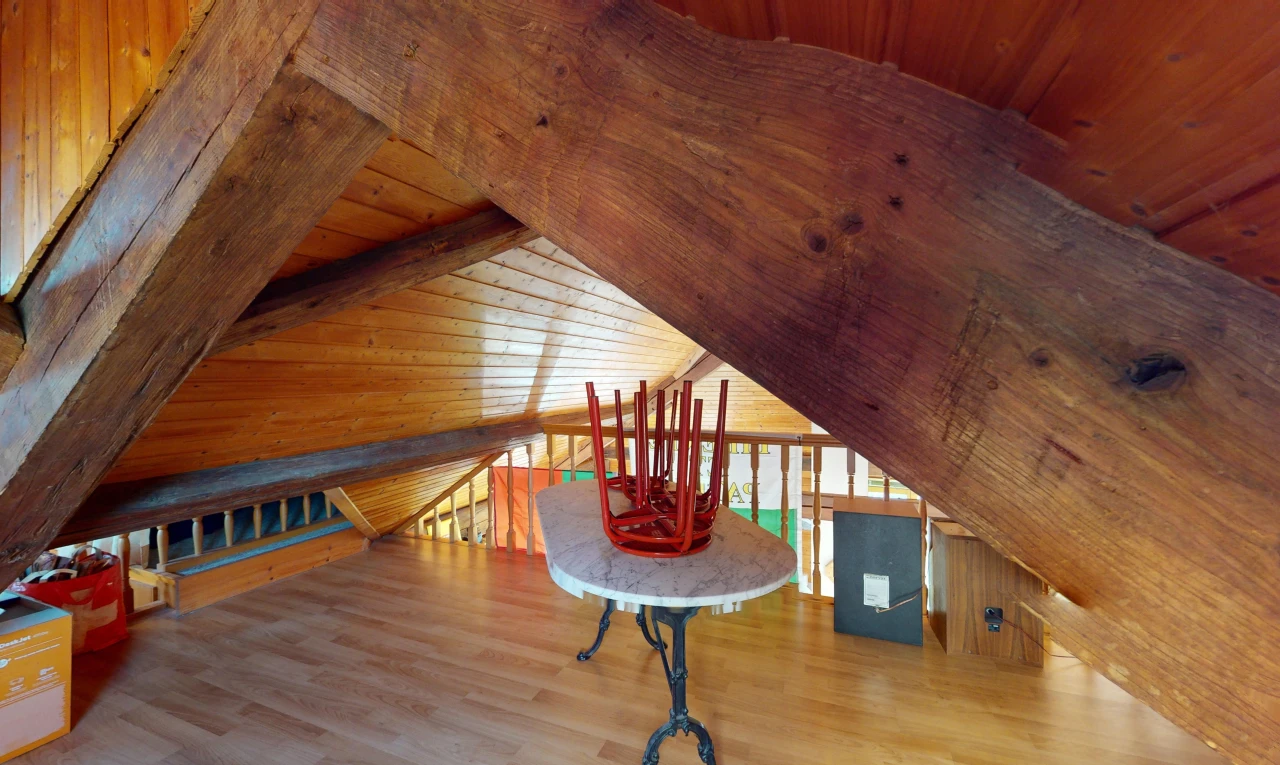 chambre avec plafond de bois, mur en bois, plafond voûté, plafond bas, et plancher de bois