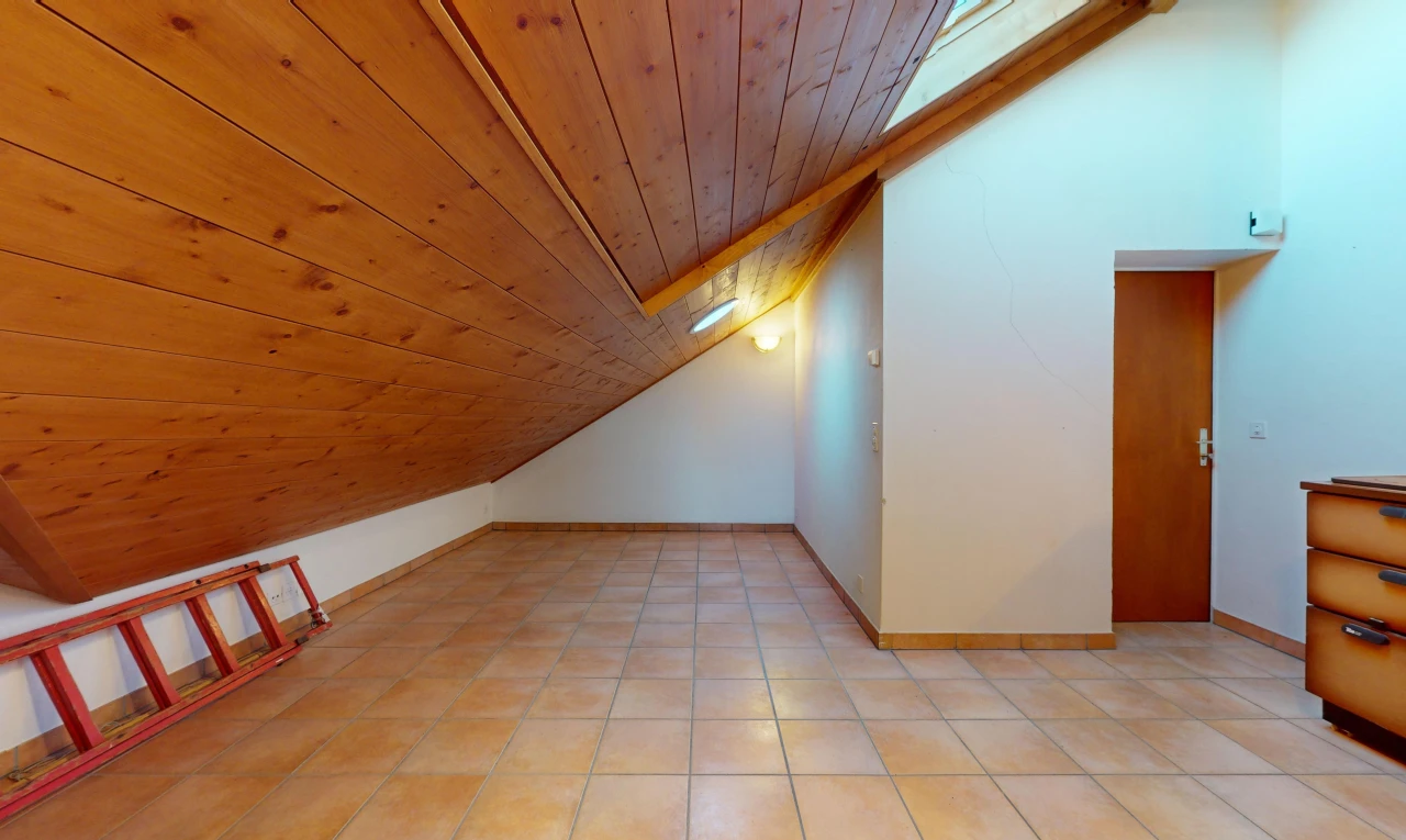 pièce vide avec plafond voûté, carrelage, plafond bas, et plafond de bois