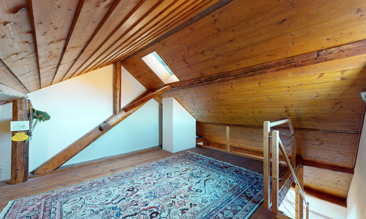 espace intérieur avec plafond bas, plafond voûté, et plancher de bois