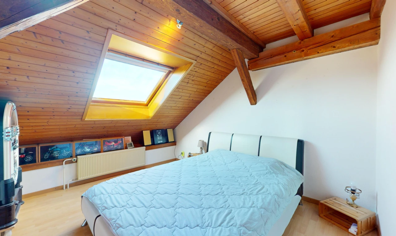 chambre avec radiateur, plafond de bois, plafond voûté, lucarne, et plancher de bois