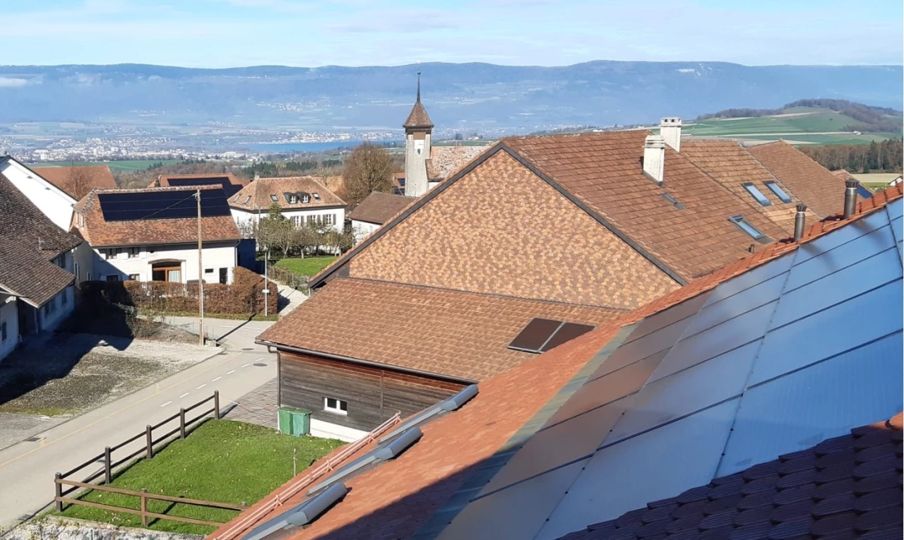 extérieur du bâtiment avec vue résidentielle, vue sur la montagne, et clôture