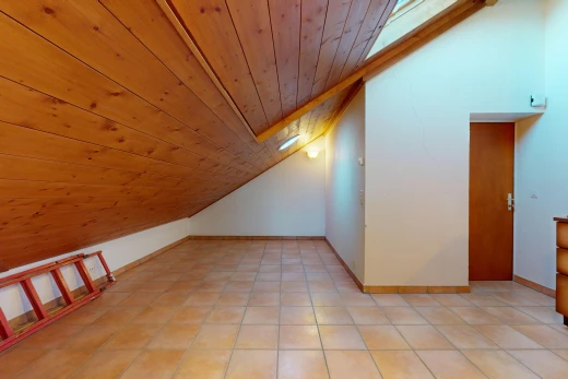 pièce vide avec plafond voûté, carrelage, plafond bas, et plafond de bois