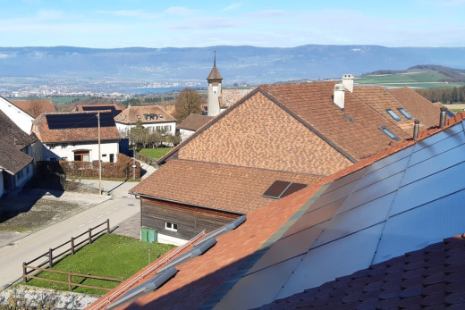 außenansicht mit blick auf die berge, wohngebietblick, und zaun