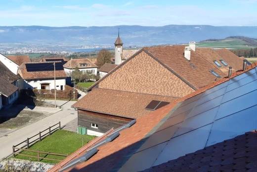 extérieur du bâtiment avec vue résidentielle, vue sur la montagne, et clôture