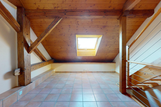 pièce vide avec plafond de bois, plafond voûté, et lucarne