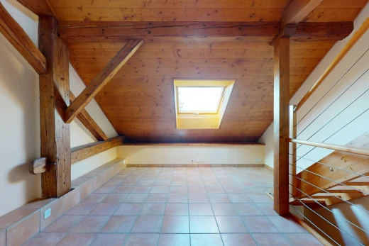 pièce vide avec plafond de bois, plafond voûté, et lucarne