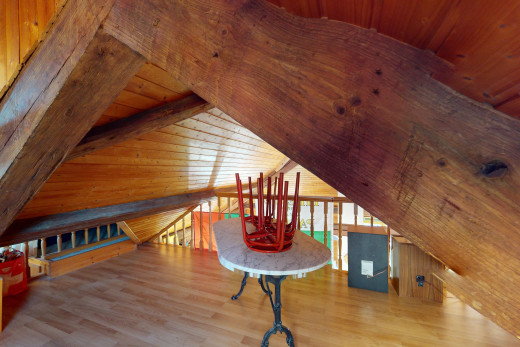chambre avec plafond de bois, mur en bois, plafond voûté, plafond bas, et plancher de bois
