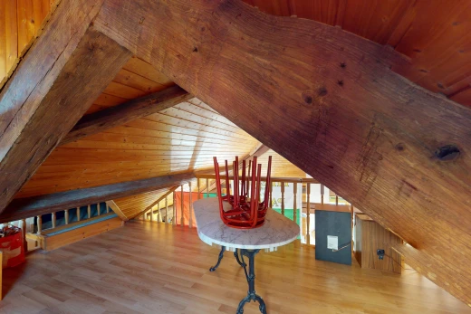 chambre avec plafond de bois, mur en bois, plafond voûté, plafond bas, et plancher de bois