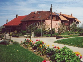 façade avec pelouse