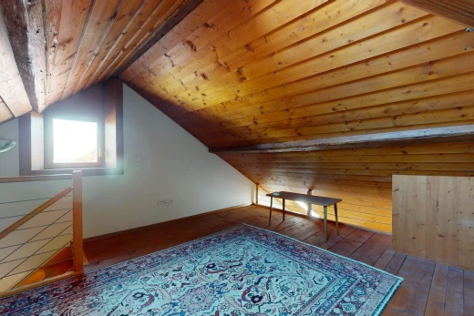 espace intérieur avec plancher de bois, lumière naturelle, plafond voûté, plafond bas, et plafond de bois