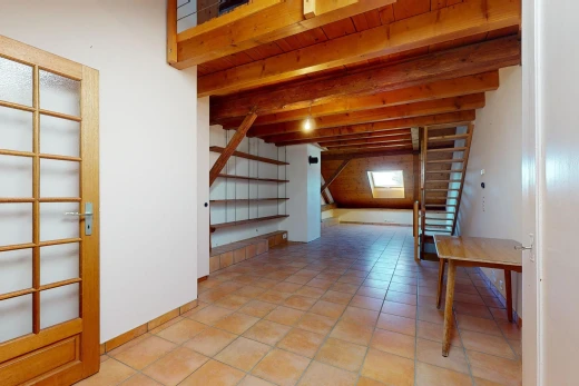 espace intérieur avec poutres apparentes et carrelage