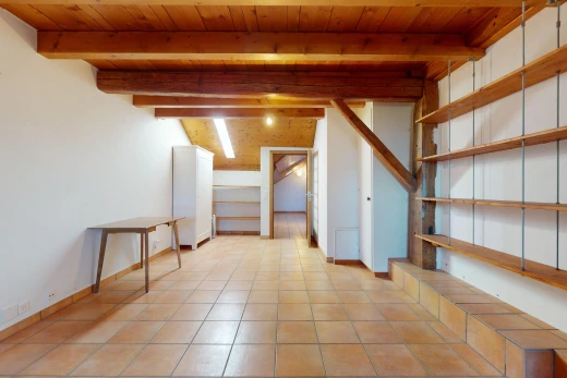 espace intérieur avec plafond de bois, poutres apparentes, et carrelage