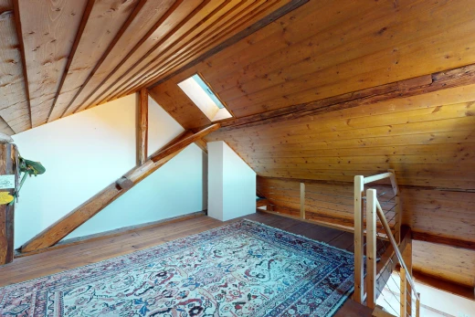 espace intérieur avec plafond bas, plafond voûté, et plancher de bois