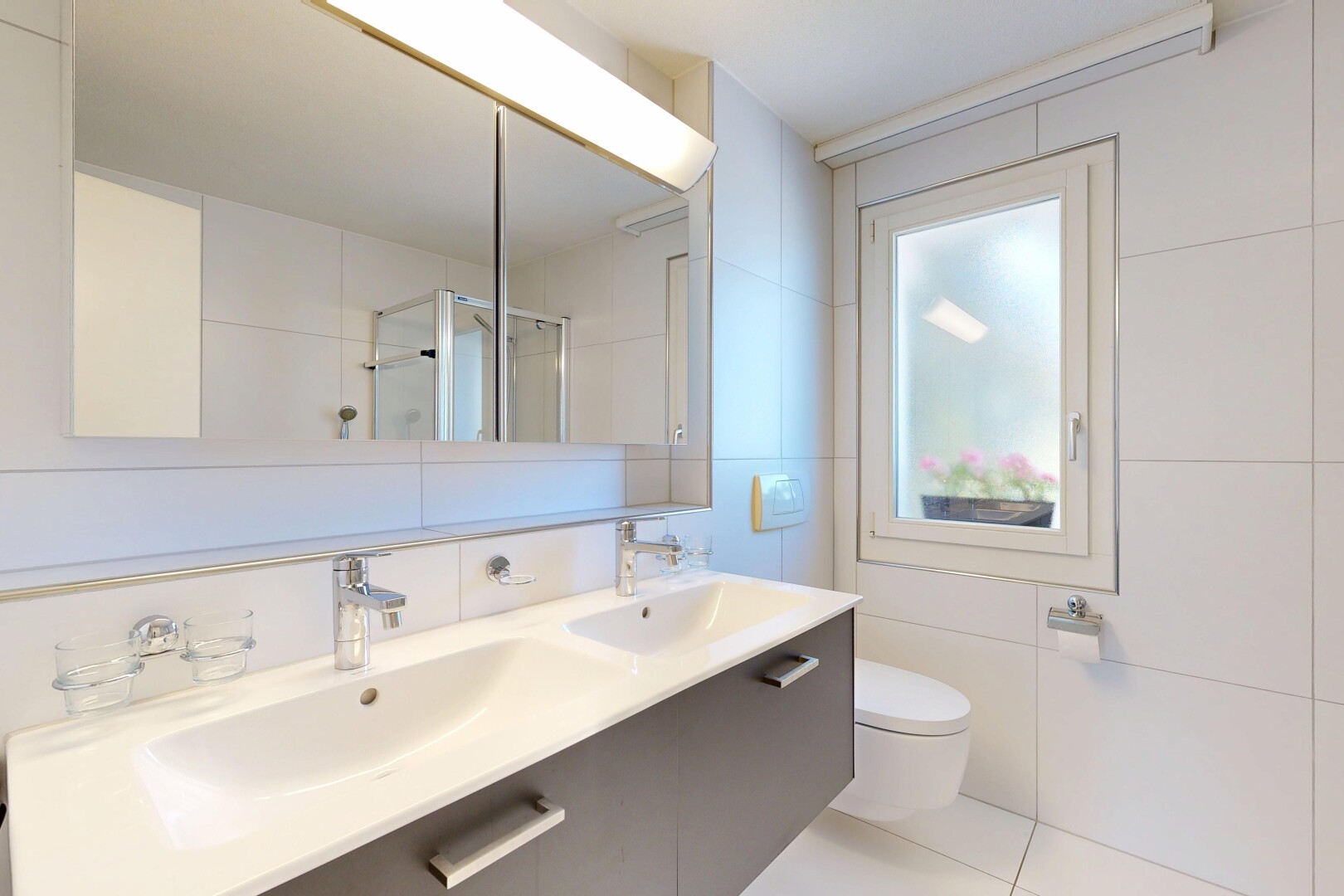 bad mit komplettes badezimmer, dusche, fliesenwand, tile wall, und doppelwaschtisch