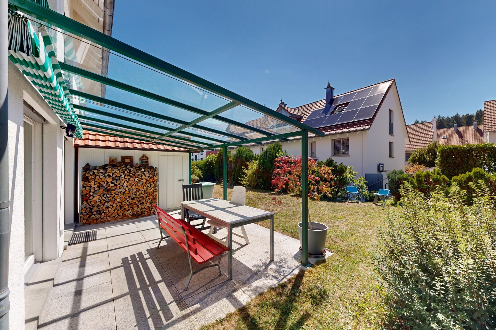 terrasse mit essbereich im freien, terrasse, rasen, day time, und from property
