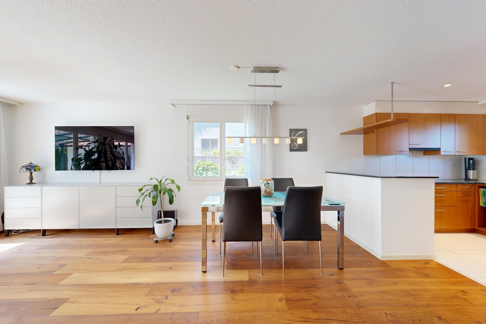 esszimmer mit light floor, fernseher, holzfußboden, wood finish floor, und gipskartonwand