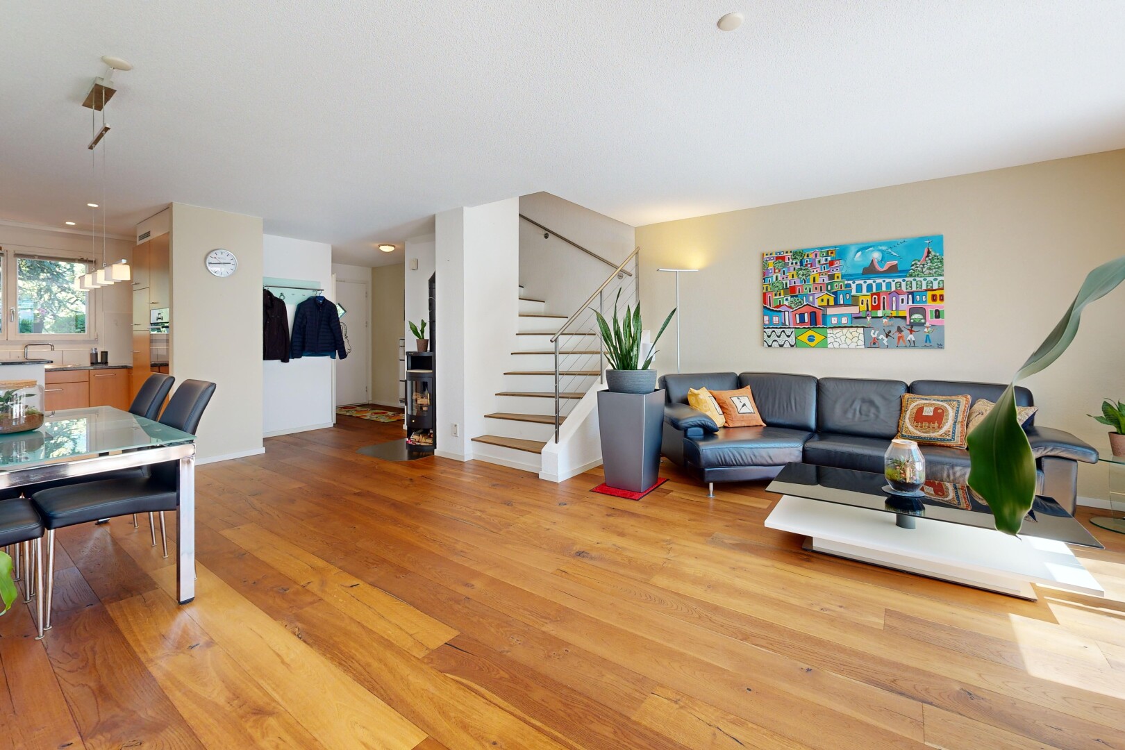 wohn- / esszimmer mit treppen, wood finish floor, holzfußboden, drywall, und gipskartonwand