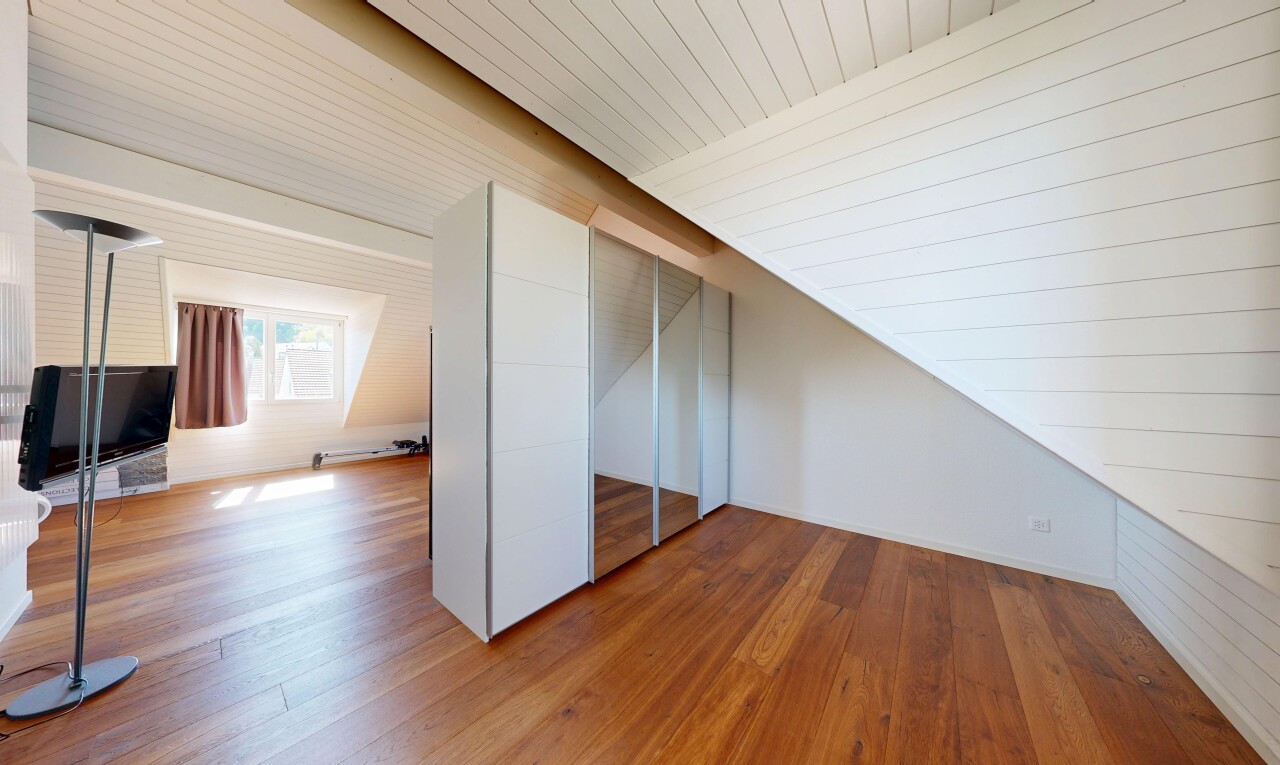 leerer raum mit kleiderschrank, holzfußboden, wood finish floor, fernseher, und zusätzliches zimmer