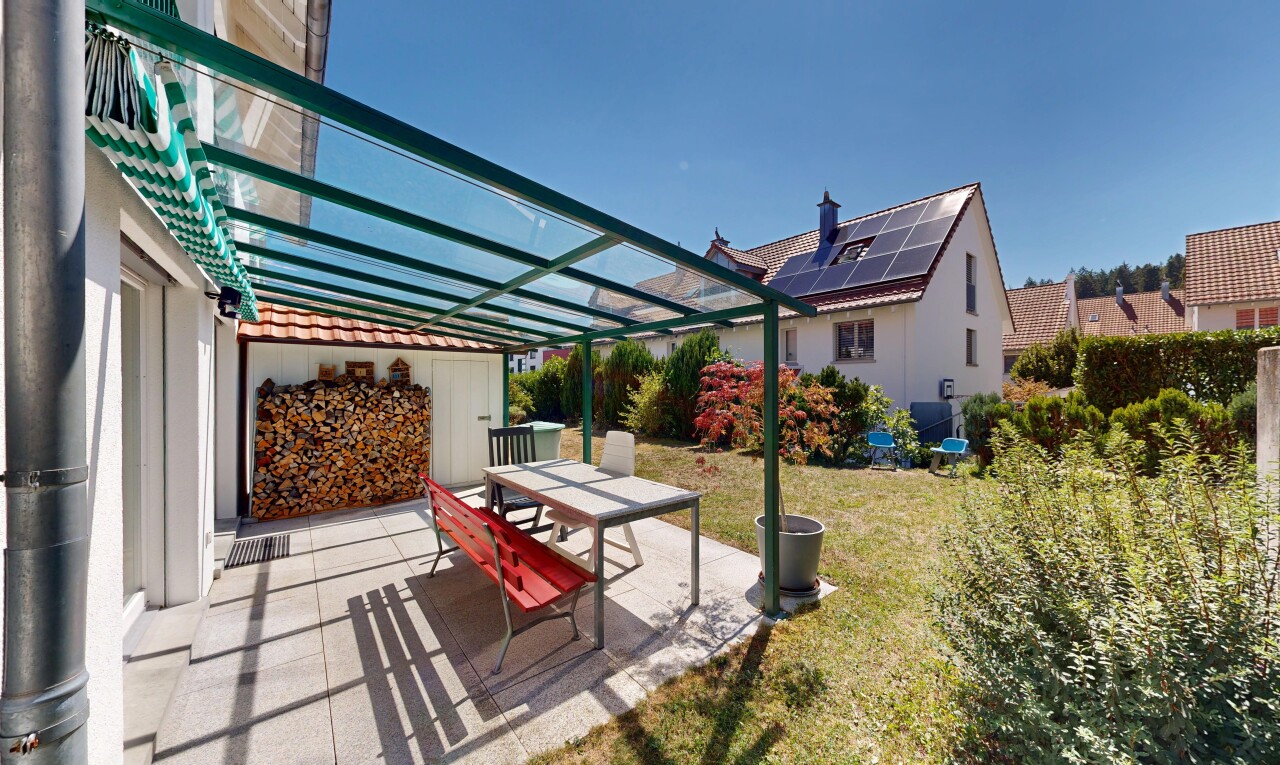 terrasse mit essbereich im freien, terrasse, rasen, day time, und from property