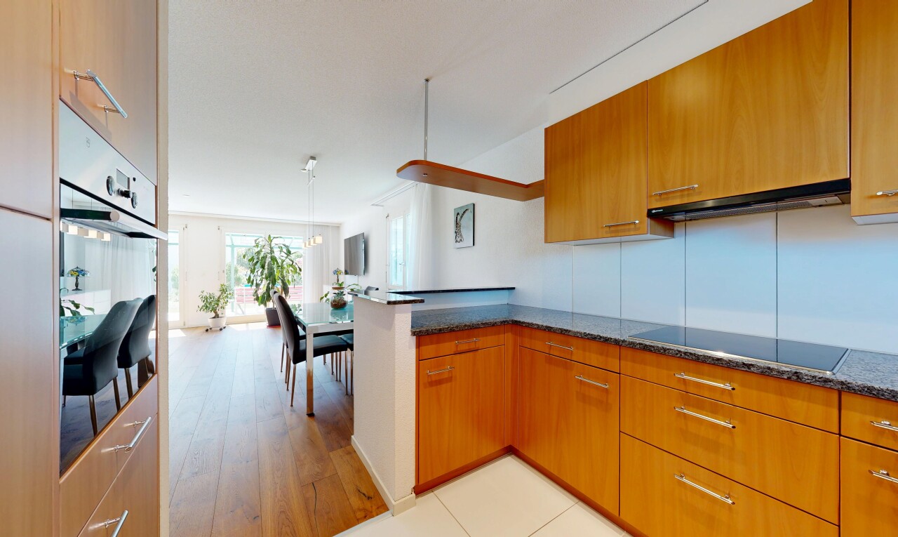 küche mit dark countertops, medium brown cabinets, mittelbraune schränke, light floor, und kitchen peninsula