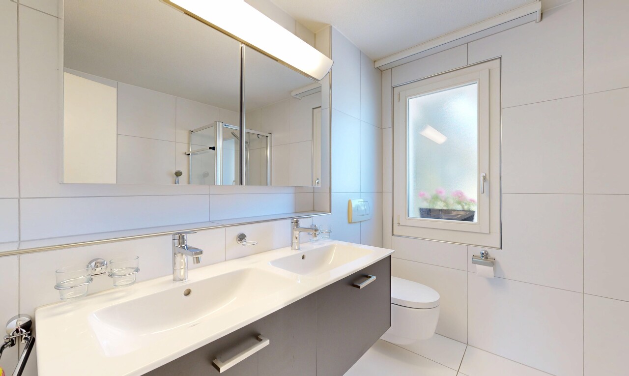 bad mit komplettes badezimmer, dusche, fliesenwand, tile wall, und doppelwaschtisch