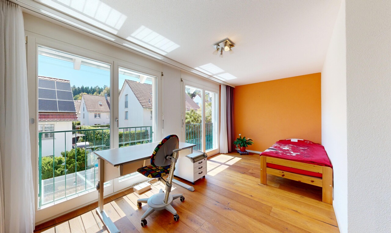 zimmer / schlafzimmer mit außenzugang, wood finish floor, holzfußboden, day time, und drywall