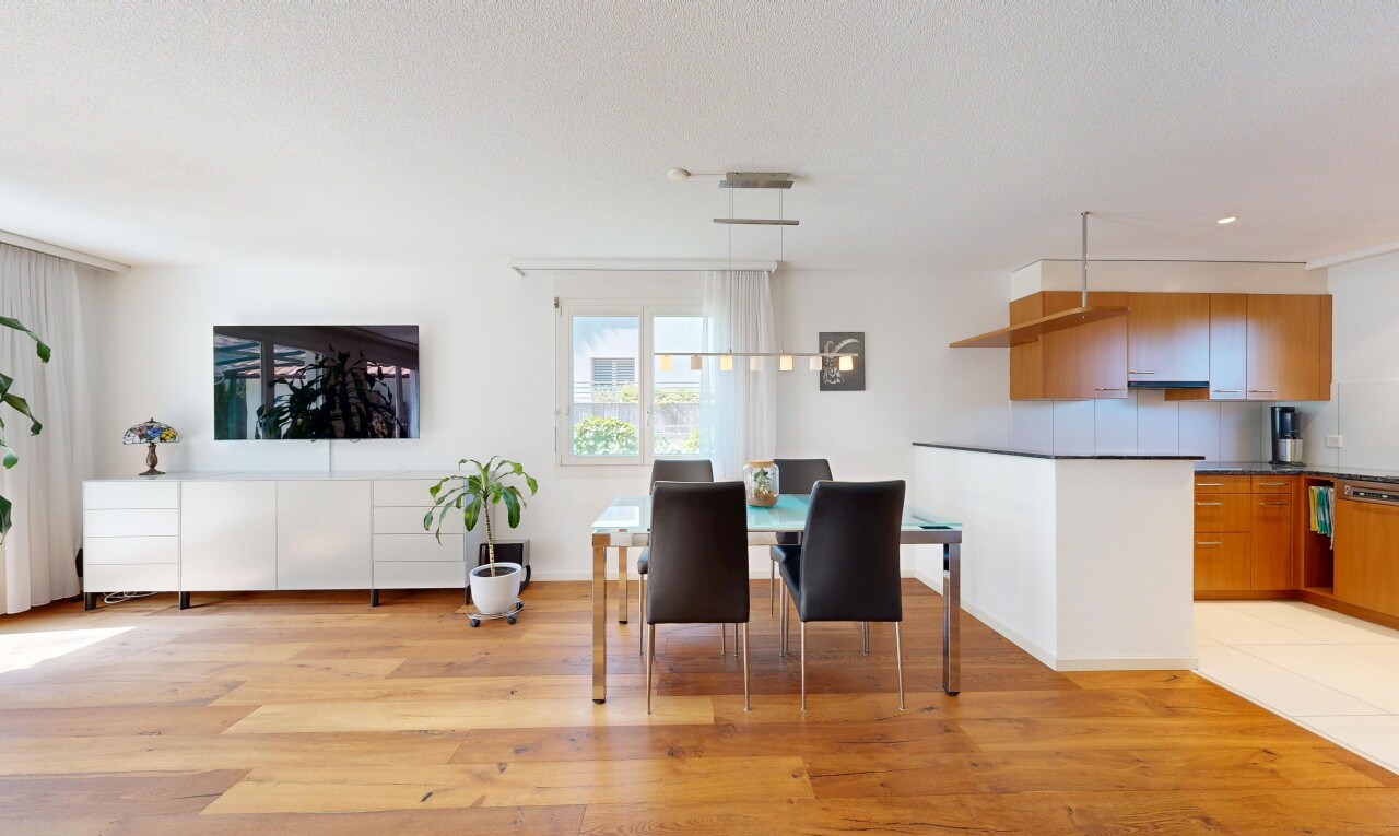 esszimmer mit light floor, fernseher, holzfußboden, wood finish floor, und gipskartonwand